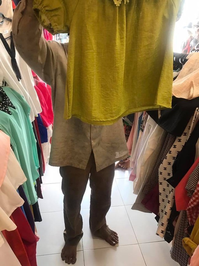 Bức ảnh ấm áp chiều giáp Tết: Người chồng lam lũ vào shop thời trang mua quần áo mới cho vợ con - Ảnh 3. Bức ảnh ấm áp chiều giáp Tết: Người chồng lam lũ vào shop thời trang mua quần áo mới cho vợ con - Ảnh 3.