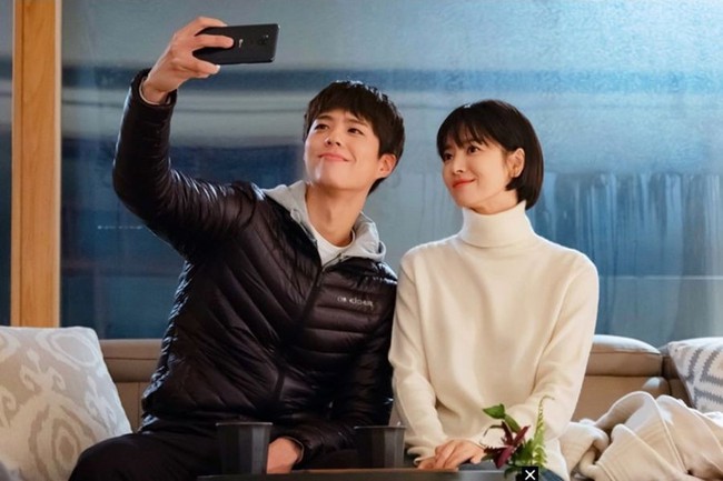 Park Bo Gum thừa nhận mỗi lần tình tứ với Song Hye Kyo đều khiến anh xúc động - Ảnh 1.