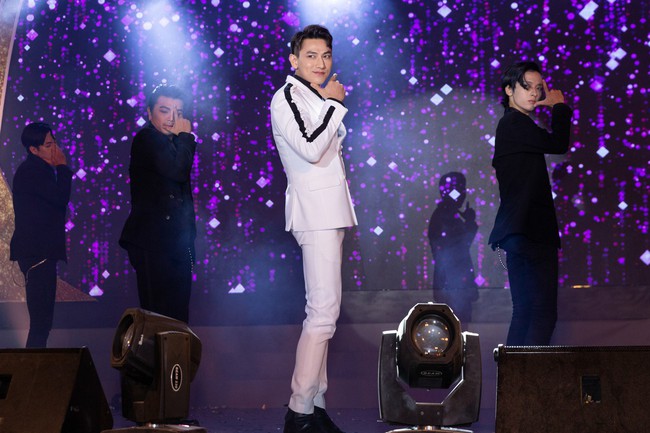 Tất bật chạy show, Trấn Thành - Minh Hằng vẫn quậy tưng bừng đêm diễn của Nhật Kim Anh  - Ảnh 4.