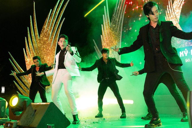 Tất bật chạy show, Trấn Thành - Minh Hằng vẫn quậy tưng bừng đêm diễn của Nhật Kim Anh  - Ảnh 5.