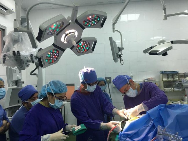 Lần đầu tiên mổ thức tỉnh tại Việt Nam, bệnh nhân vừa phẫu thuật u não vừa... hát quốc ca trên bàn mổ - Ảnh 1.