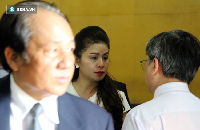 [ẢNH]: Ông Đặng Lê Nguyên Vũ và vợ không một lần ngoảnh mặt nhìn nhau tại phiên tòa xử ly hôn - Ảnh 13.