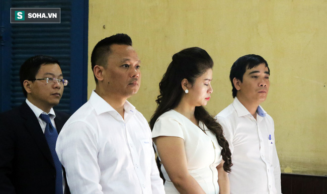 [ẢNH]: Ông Đặng Lê Nguyên Vũ và vợ không một lần ngoảnh mặt nhìn nhau tại phiên tòa xử ly hôn - Ảnh 4.