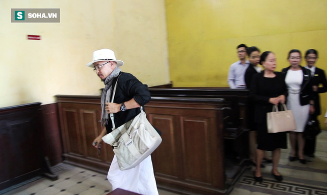 [ẢNH]: Ông Đặng Lê Nguyên Vũ và vợ không một lần ngoảnh mặt nhìn nhau tại phiên tòa xử ly hôn - Ảnh 9.