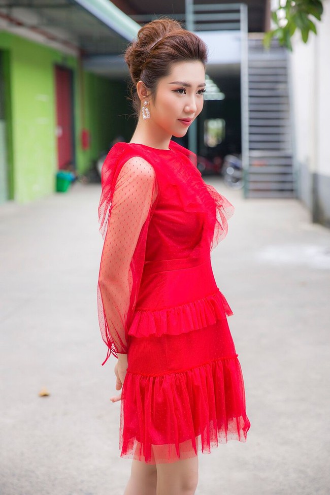 Thúy Ngân - Angela Phương Trinh chị đỏ em hồng nổi bật nhất trường quay - Ảnh 2.