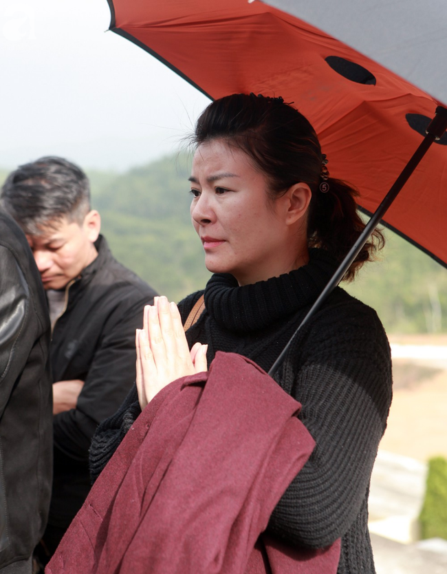 Nghệ sĩ Xuân Bắc cùng nhiều đồng nghiệp khóc nghẹn tiễn đưa tro cốt cố NSND Anh Tú về với đất mẹ - Ảnh 11.