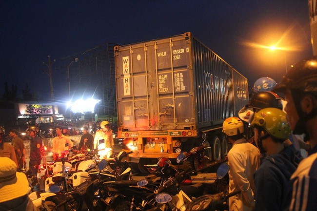 Long An: Khởi tố vụ án, tạm giữ hình sự tài xế container gây tai nạn khiến hơn 20 người thương vong - Ảnh 4.
