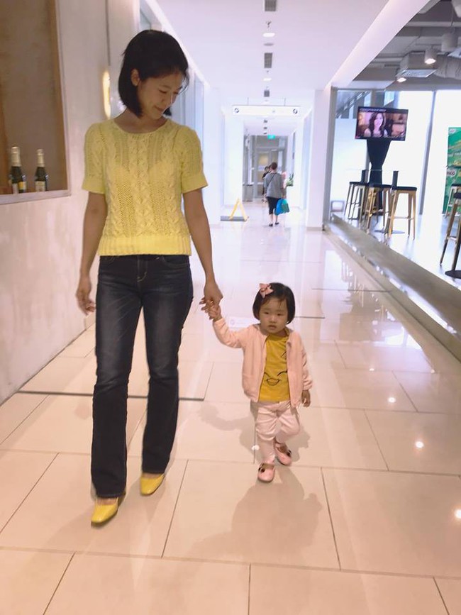 Nữ cơ trưởng Huỳnh Lý Đông Phương khoe con gái nhỏ biểu cảm cực ngầu, hạnh phúc vì cô bé y như bản sao mini - Ảnh 3.