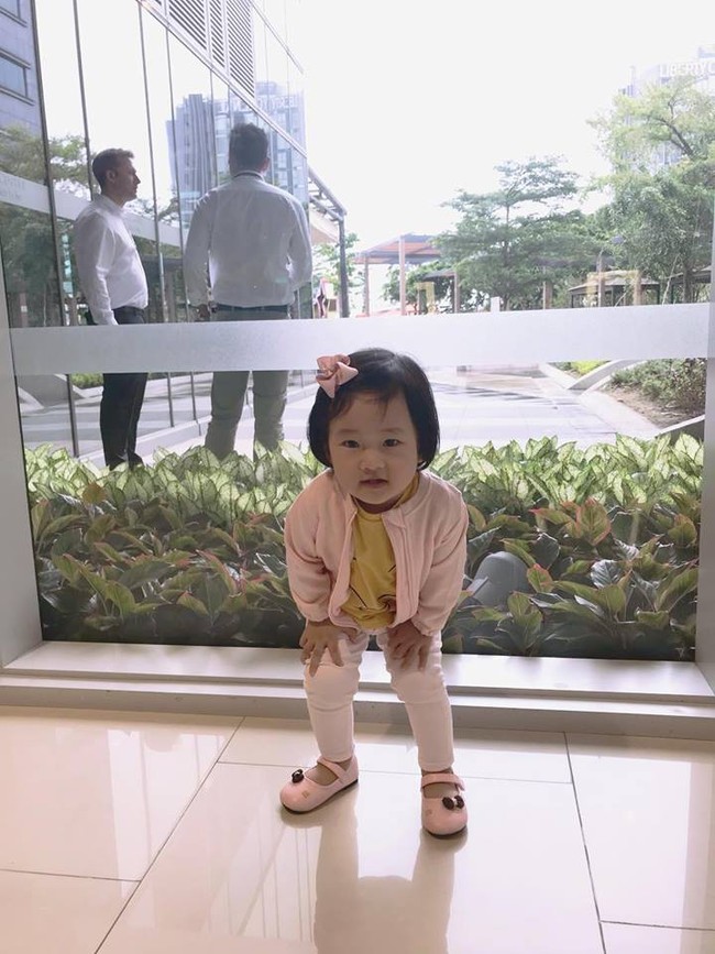 Nữ cơ trưởng Huỳnh Lý Đông Phương khoe con gái nhỏ biểu cảm cực ngầu, hạnh phúc vì cô bé y như bản sao mini - Ảnh 4.