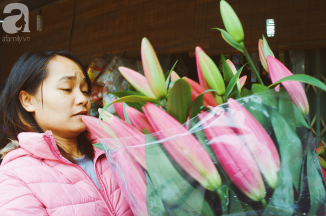 Không khí Tết rộn ràng ở làng hoa lớn nhất Hà Nội, ai cũng thích mê những đóa lily khổng lồ được trồng ở đây - Ảnh 9.