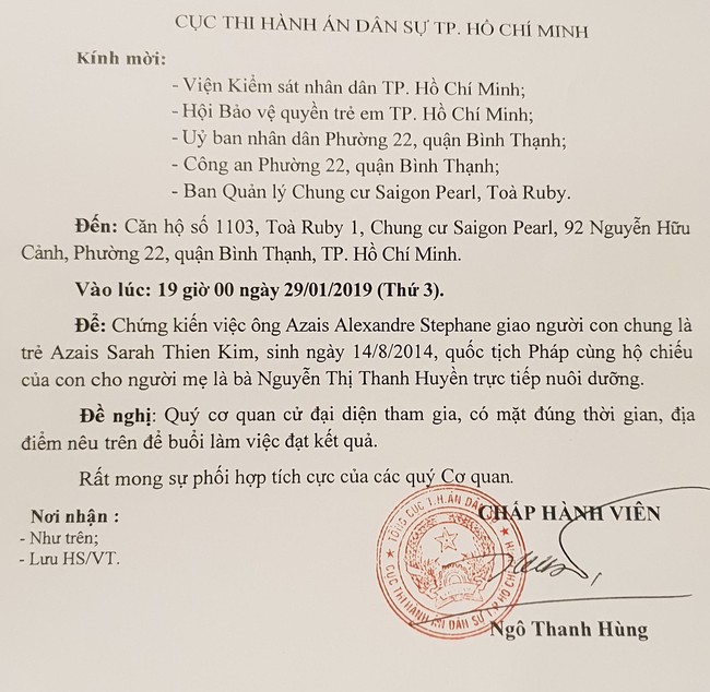 Nước mắt hạnh phúc của người mẹ trẻ khi được trả lại con gái sau 4 năm sang Pháp kiện chồng hờ - Ảnh 2.