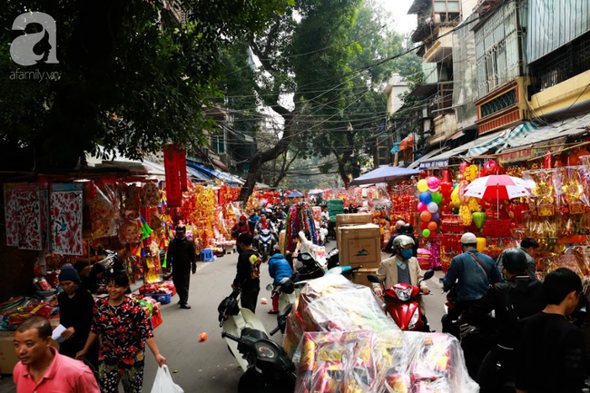 Đến phố Hàng Mã ngắm thiên hạ du xuân, hưởng không khí nhộn nhịp mới thấy Tết đến gần lắm rồi! - Ảnh 1.