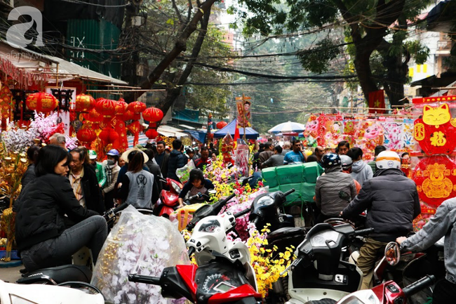 Đến phố Hàng Mã ngắm thiên hạ du xuân, hưởng không khí nhộn nhịp mới thấy Tết đến gần lắm rồi! - Ảnh 2.