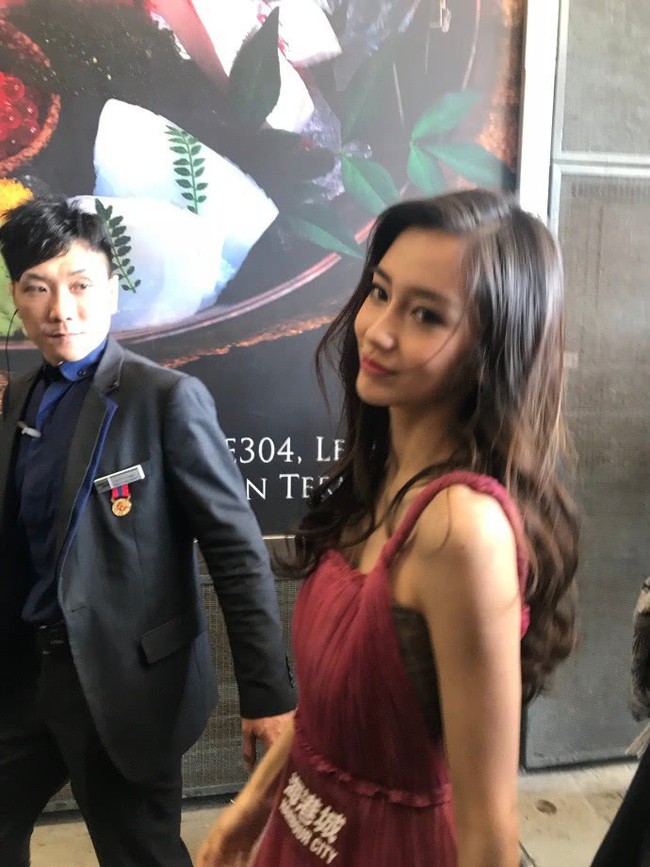 Angelababy lại gây chú ý với khuôn mặt khác lạ, cằm nhô cao lả lướt đi trước  - Ảnh 3.