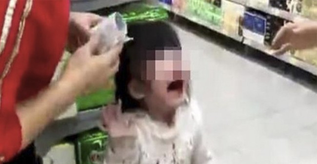 Nỗi ám ảnh kinh hoàng của bé gái 10 tuổi một mình đi siêu thị trở về nhà với khuôn mặt đầy máu, sưng phù - Ảnh 1.