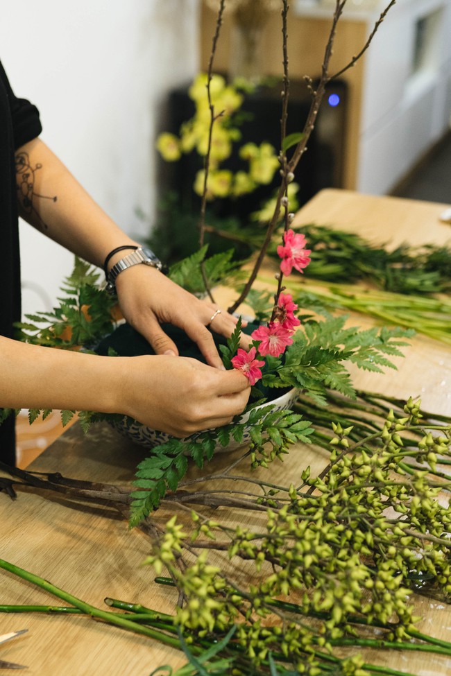 Mẹ 8x Hà Nội hướng dẫn 3 cách dùng hoa truyền thống, giá dưới 500 ngàn để trang trí nhà đón Tết - Ảnh 6.