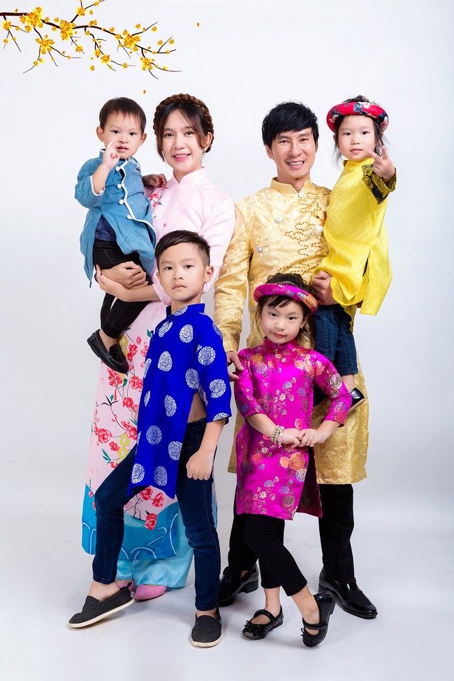 Gia đình Lý Hải - Minh Hà diện áo dài Tết, khoe 4 nhóc tỳ cực đáng yêu  - Ảnh 3.