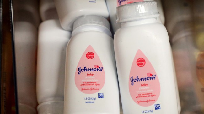 Nghi vấn chứa amiăng gây ung thư, Sri Lanka ngừng nhập khẩu phấn rôm Johnson&Johnson - Ảnh 1.