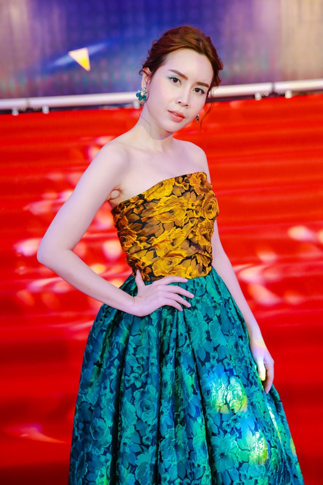 HHen Niê ăn diện sexy, táo bạo khoe thân hình gợi cảm cùng dàn Hoa hậu - Ảnh 17. HHen Niê ăn diện sexy, táo bạo khoe thân hình gợi cảm cùng dàn Hoa hậu - Ảnh 17.