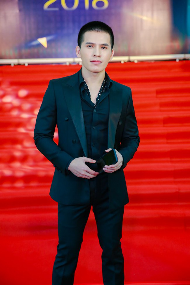 HHen Niê ăn diện sexy, táo bạo khoe thân hình gợi cảm cùng dàn Hoa hậu - Ảnh 25. HHen Niê ăn diện sexy, táo bạo khoe thân hình gợi cảm cùng dàn Hoa hậu - Ảnh 25.