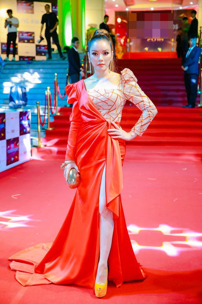 HHen Niê ăn diện sexy, táo bạo khoe thân hình gợi cảm cùng dàn Hoa hậu - Ảnh 31. HHen Niê ăn diện sexy, táo bạo khoe thân hình gợi cảm cùng dàn Hoa hậu - Ảnh 31.