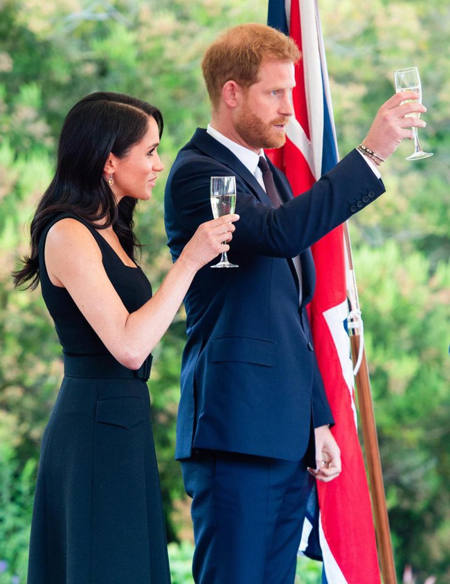 Meghan là bà bầu hạnh phúc nhất hoàng gia khi Hoàng tử Harry rũ bỏ một số thói quen vì đứa con sắp chào đời - Ảnh 1.