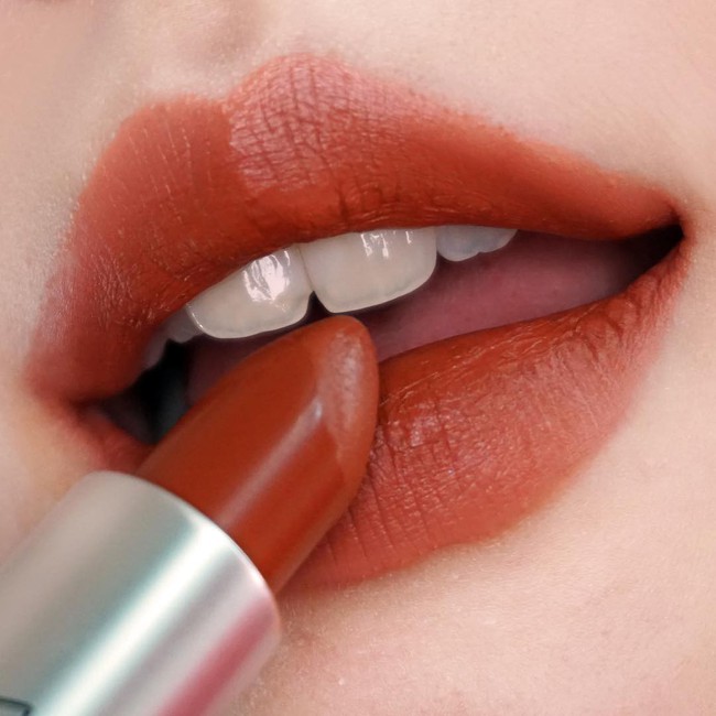 Không phải Chili hay Ruby Woo, màu son đỏ nâu chân chính này mới là thứ được fan son MAC réo tên nhiều nhất vài tháng nay - Ảnh 4.