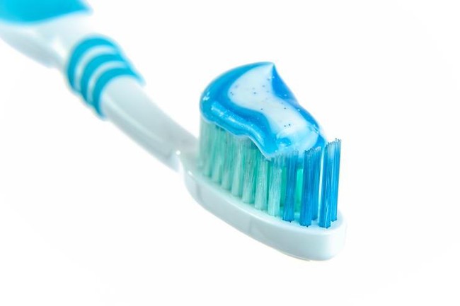 Mách bạn cách làm trắng răng tự nhiên hoàn toàn có thể tự làm mà không tốn một xu đến nha sĩ - Ảnh 3.