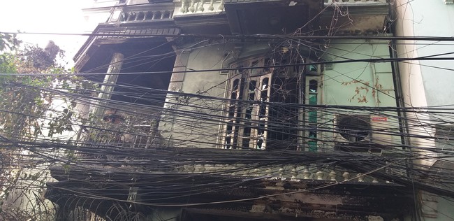 Hà Nội: Cháy nhà lúc rạng sáng, một người gãy chân do nhảy từ trên tầng xuống - Ảnh 8. Hà Nội: Cháy nhà lúc rạng sáng, một người gãy chân do nhảy từ trên tầng xuống - Ảnh 8.