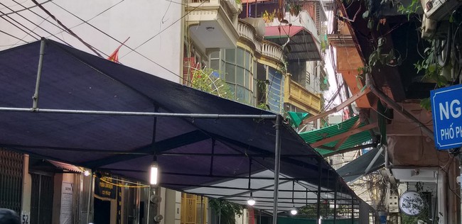 Hà Nội: Cháy nhà lúc rạng sáng, một người gãy chân do nhảy từ trên tầng xuống - Ảnh 2. Hà Nội: Cháy nhà lúc rạng sáng, một người gãy chân do nhảy từ trên tầng xuống - Ảnh 2.