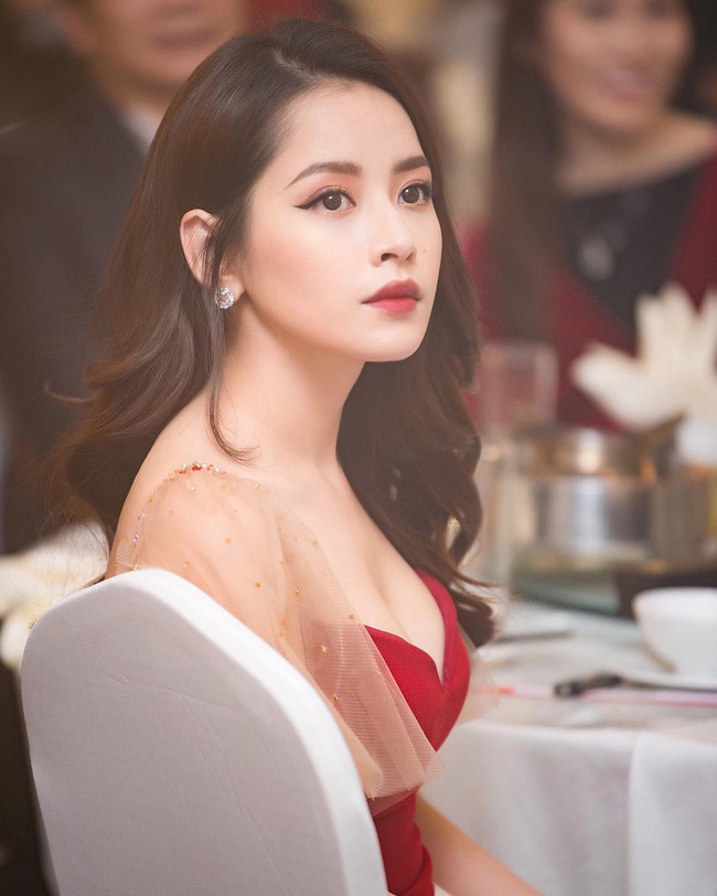 Chi Pu xinh xắn như tiểu thư còn Angela Phương Trinh lại sexy tột cùng nhờ body “vòng nào ra vòng nấy” khi đụng váy - Ảnh 2.