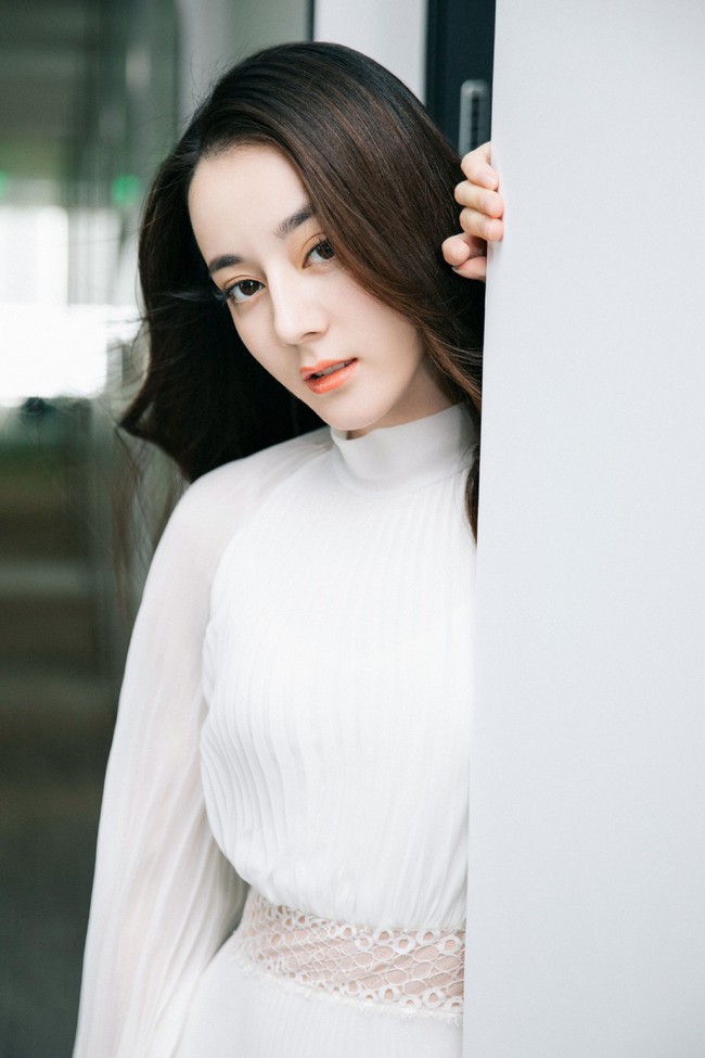 Địch Lệ Nhiệt Ba tăng cân và xuống sắc với những bức hình chưa qua chỉnh sửa - Ảnh 6. Địch Lệ Nhiệt Ba tăng cân và xuống sắc với những bức hình chưa qua chỉnh sửa - Ảnh 6.