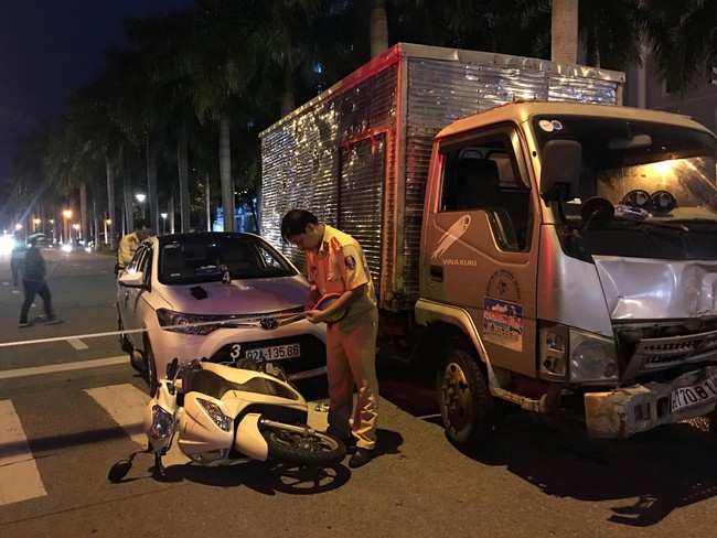 Xe tải “điên” tông 2 ô tô, 1 xe máy đang dừng đèn đỏ ở Đà Nẵng - Ảnh 1.