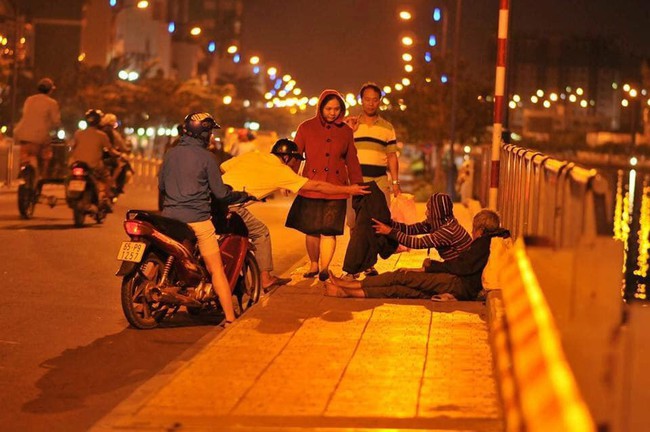 Giàu có như người Sài Gòn là cởi chiếc áo khoác đang mặc cho người vô gia cư giữa thời tiết trở lạnh  - Ảnh 2.