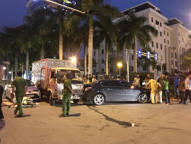 Xe tải “điên” tông 2 ô tô, 1 xe máy đang dừng đèn đỏ ở Đà Nẵng - Ảnh 2.
