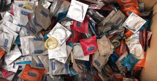 Phát hiện 300.000 bao cao su, gel bôi trơn hiệu Durex, OK,... nghi bị làm giả ở Sài Gòn - Ảnh 2. Phát hiện 300.000 bao cao su, gel bôi trơn hiệu Durex, OK,... nghi bị làm giả ở Sài Gòn - Ảnh 2.