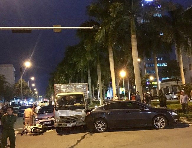 Xe tải “điên” tông 2 ô tô, 1 xe máy đang dừng đèn đỏ ở Đà Nẵng - Ảnh 3.