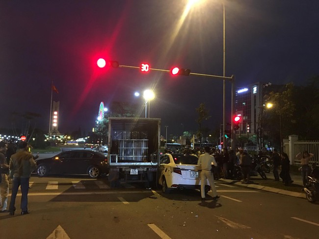 Xe tải “điên” tông 2 ô tô, 1 xe máy đang dừng đèn đỏ ở Đà Nẵng - Ảnh 4.