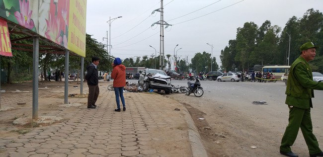 Hà Nội: Kinh hoàng xe điên tông trúng taxi, tiếp tục đâm nhiều xe máy, 3 nạn nhân nhập viện nguy kịch - Ảnh 11.