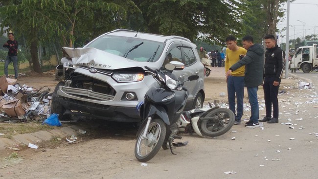 Hà Nội: Kinh hoàng xe điên tông trúng taxi, tiếp tục đâm nhiều xe máy, 3 nạn nhân nhập viện nguy kịch - Ảnh 10.
