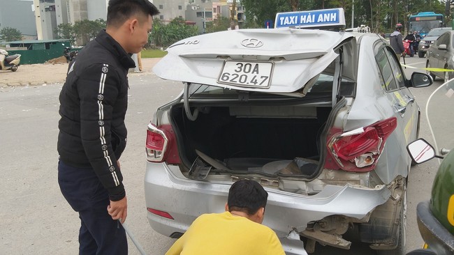 Hà Nội: Kinh hoàng xe điên tông trúng taxi, tiếp tục đâm nhiều xe máy, 3 nạn nhân nhập viện nguy kịch - Ảnh 7.