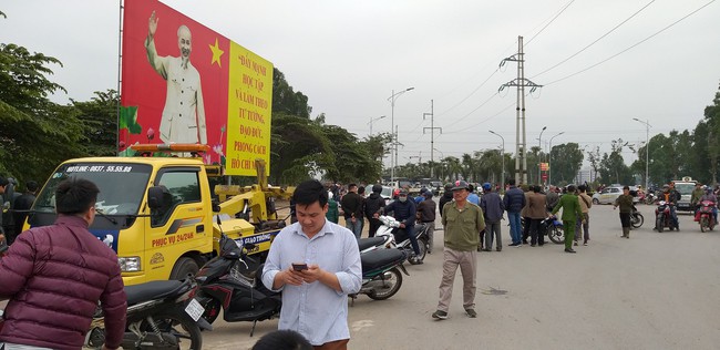 Hà Nội: Kinh hoàng xe điên tông trúng taxi, tiếp tục đâm nhiều xe máy, 3 nạn nhân nhập viện nguy kịch - Ảnh 6.