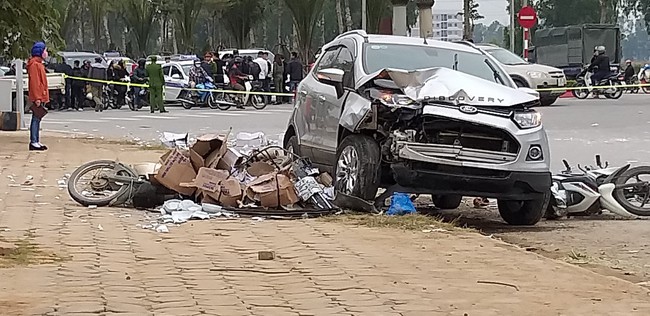 Hà Nội: Kinh hoàng xe điên tông trúng taxi, tiếp tục đâm nhiều xe máy, 3 nạn nhân nhập viện nguy kịch - Ảnh 5.