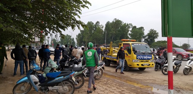 Hà Nội: Kinh hoàng xe điên tông trúng taxi, tiếp tục đâm nhiều xe máy, 3 nạn nhân nhập viện nguy kịch - Ảnh 4.