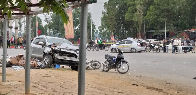 Hà Nội: Kinh hoàng xe điên tông trúng taxi, tiếp tục đâm nhiều xe máy, 3 nạn nhân nhập viện nguy kịch - Ảnh 3.