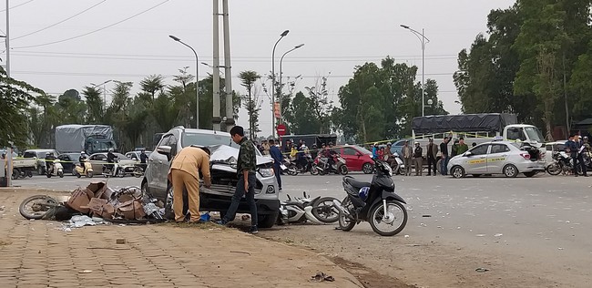Hà Nội: Kinh hoàng xe điên tông trúng taxi, tiếp tục đâm nhiều xe máy, 3 nạn nhân nhập viện nguy kịch - Ảnh 2.