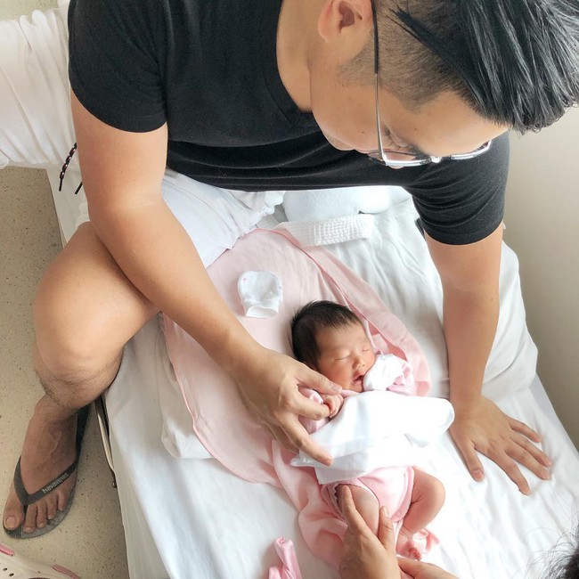 Stephanie Nguyễn - chị chồng kín tiếng của Hà Tăng: Vừa sinh con đầu lòng, nuôi con hoàn toàn bằng sữa mẹ - Ảnh 11.