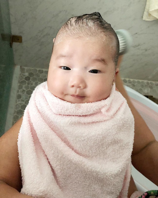 Stephanie Nguyễn - chị chồng kín tiếng của Hà Tăng: Vừa sinh con đầu lòng, nuôi con hoàn toàn bằng sữa mẹ - Ảnh 12.