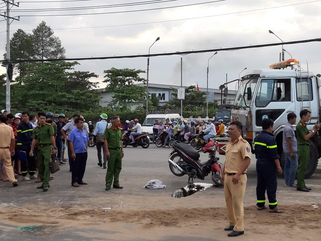 TP.HCM: Tai nạn kinh hoàng, xe tải cuốn 2 xe máy vào gầm: 1 người chết, 2 người bị thương nặng đi cấp cứu - Ảnh 2.