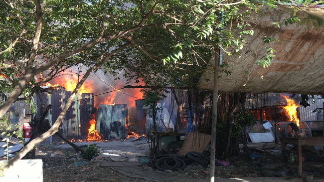 TP.HCM: 8 căn nhà bị cháy rụi sau cơn hỏa hoạn, may mắn không có ai thương vong - Ảnh 1.